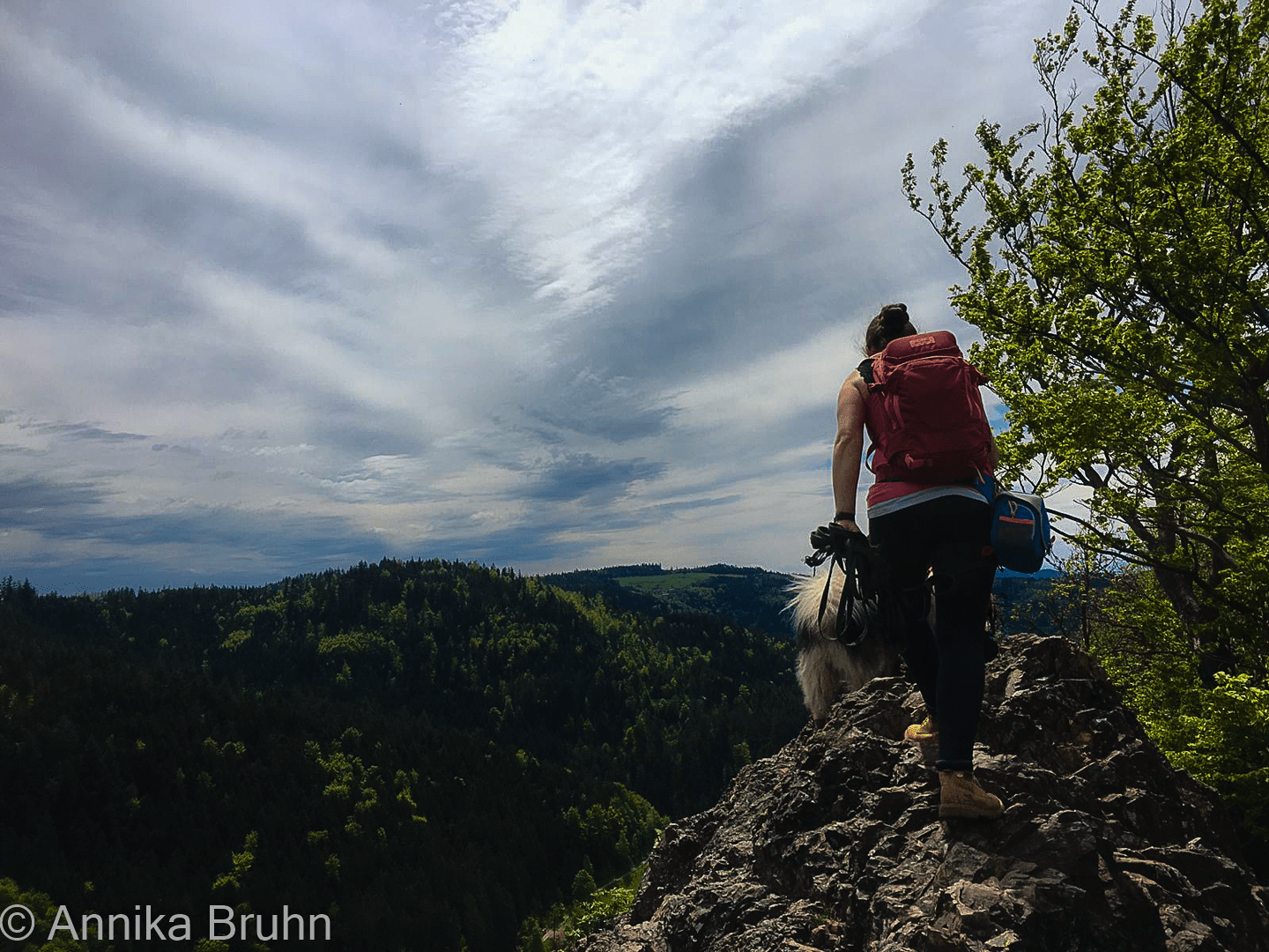 Annika und Q am Bergsteigen